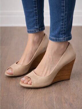 BCBGeneration Nude Patent Peep Toe Wedge Heels Size 8